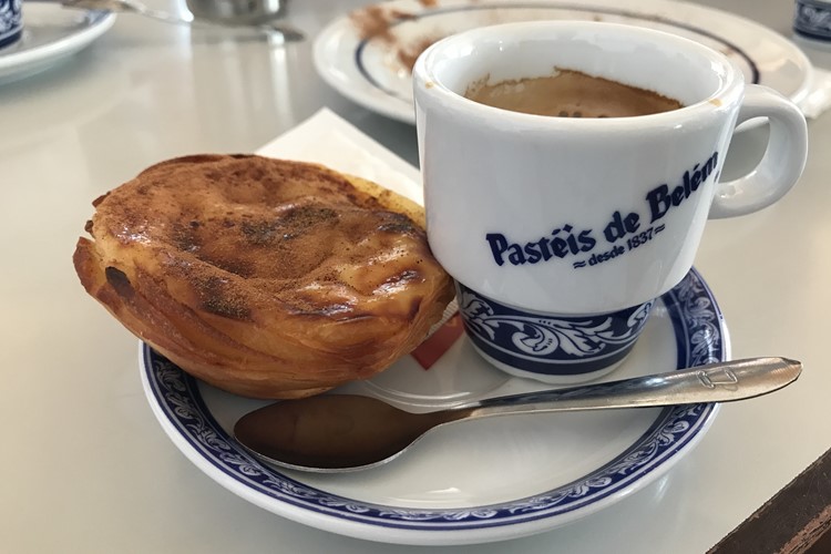 Lisabon - espresso a pastel de nata v Pastelaria de Belém
