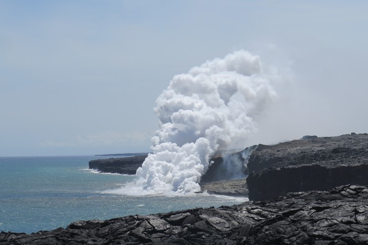 Big Island - Kilauea - láva vtéká do moře (2)
