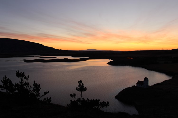 Jezero Thingvallavatn a Hekla v pozadí