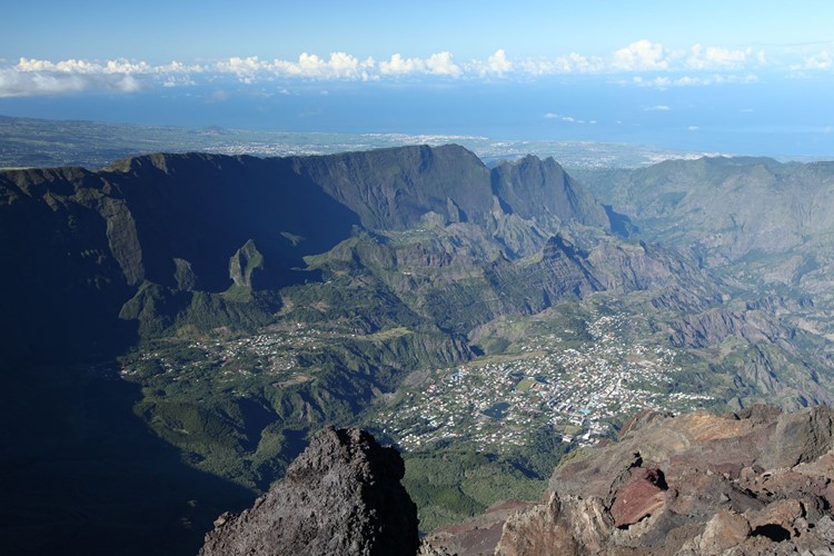 Réunion - výhled na Cilaos z vrcholu Piton des Neiges