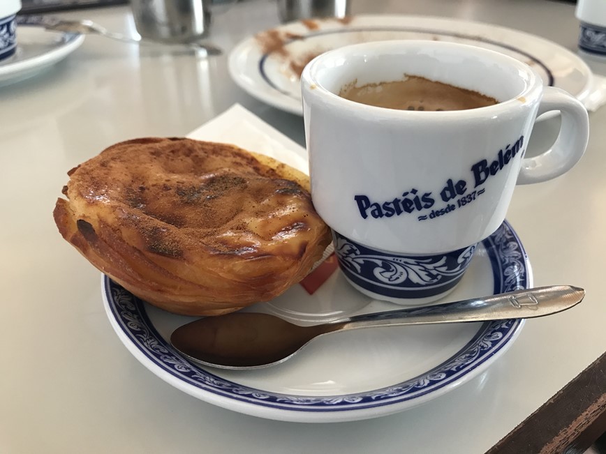 Lisabon - espresso a pastel de nata v Pastelaria de Belém