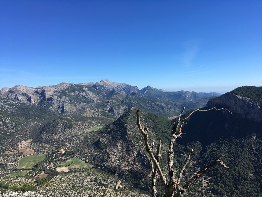 výhled od hradu Alaró na pohoří Tramuntana