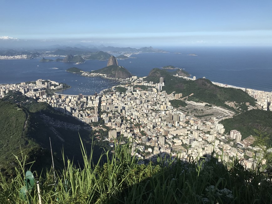 výhled z Corcovado na město a Cukrovou homoli